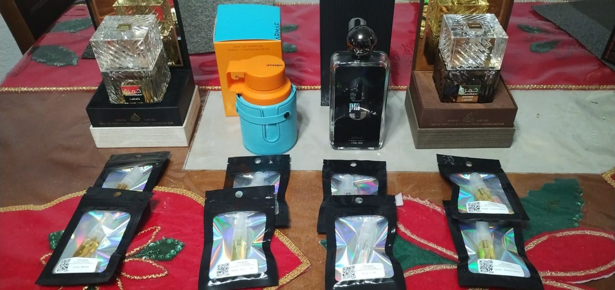 Decants empacados junto a los frascos originales de perfume